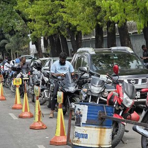 রেশনিং উঠলেও জ্বালানি সংকট কাটেনি, পাম্পে দীর্ঘ লাইন