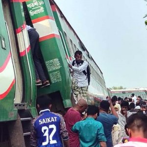 চালক সংকেত অমান্য করায় নীলসাগর এক্সপ্রেস লাইনচ্যুত, আহত ৬৬