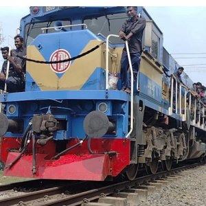 দুর্ঘটনার ২১ ঘণ্টা পর সান্তাহারে ট্রেন চলাচল শুরু