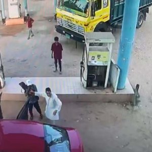 জ্বালানি তেল না পেয়ে পাম্পে অস্ত্র উঁচিয়ে তাণ্ডব, ইটভাটার মালিক আটক