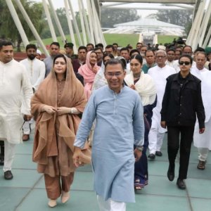 ঈদুল ফিতরে বাবা-মায়ের কবর জিয়ারত করলেন প্রধানমন্ত্রী