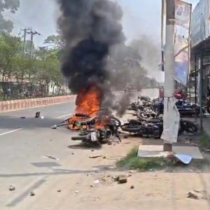 এবার ঈশ্বরদীতে বিএনপির সংঘর্ষ-গুলি ও অগ্নিসংযোগ, আহত ৩০