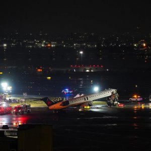 নিউ ইয়র্কে উড়োজাহাজ ও ফায়ার ট্রাকের সংঘর্ষ, ২ পাইলট নিহত