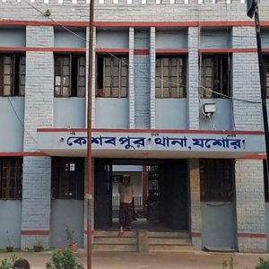 ‘মদ্যপ অবস্থায়’ এমপিকে গালিগালাজ, যুবক গ্রেফতার