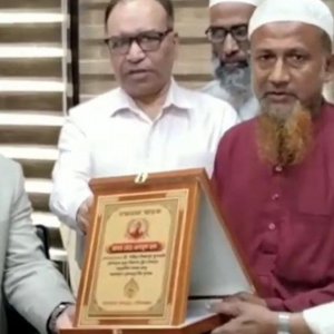 দুর্ঘটনা থেকে ট্রেন রক্ষা করা সেই দিনমজুরকে সংবর্ধনা-পুরস্কার