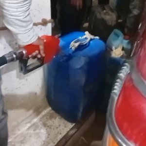 ৪ ঘণ্টা অপেক্ষায় চালকরা, এসেই ড্রামভর্তি করে তেল নিয়ে গেলেন ইউএনও