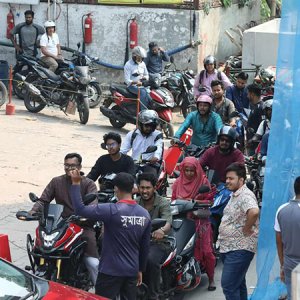 তেল সংকট: ইচ্ছেমতো ভাড়া বাড়াচ্ছেন রাইড শেয়ারিং চালকরা