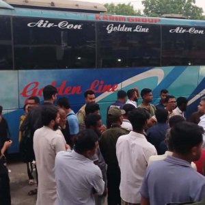 ৮০০ টাকার ভাড়া ১২০০ নিচ্ছে গোল্ডেন লাইনের বাস