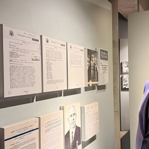 মুক্তিযুদ্ধ ও জুলাই স্মৃতি জাদুঘর পরিদর্শনে মার্কিন রাষ্ট্রদূত