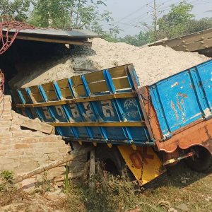 ইজিবাইককে চাপা দিয়ে ঘরে ঢুকে পড়লো ট্রাক, নিহত ৩