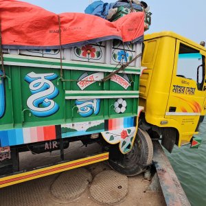 অল্পের জন্য রক্ষা তরমুজবোঝাই ট্রাক, প্রাণে বাঁচলেন ৩ জন