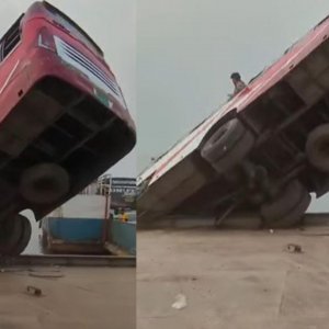 ৪০ যাত্রী নিয়ে নদীতে বাস, ২ ঘণ্টায়ও উদ্ধারকাজ শুরু হয়নি