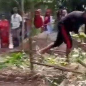 জমি নিয়ে বিরোধ, বাবার কবরের বেড়া ভাঙচুর করলেন ছেলে