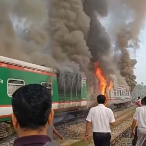 ঢাকা চট্টলা এক্সপ্রেসে আগুন: ৯০০ যাত্রীর সবাই নিরাপদে
