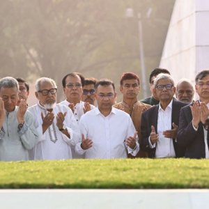 জিয়াউর রহমান ও খালেদা জিয়ার সমাধিতে প্রধানমন্ত্রীর শ্রদ্ধা