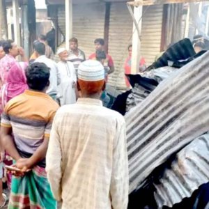 ভয়াবহ আগুনে পুড়লো ১৫ দোকান, ব্যাপক ক্ষয়ক্ষতি