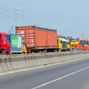 ঢাকা-চট্টগ্রাম মহাসড়কে দীর্ঘ যানজট, ভোগান্তিতে যাত্রীরা