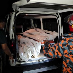 পদ্মায় বাসডুবি: পরিবারের কাছে লাশ হস্তান্তর, তদন্তে দুই কমিটি