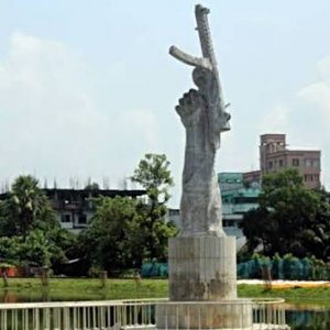 অবহেলার মাঝেও মুক্তিযুদ্ধের প্রতীক হয়ে দাঁড়িয়ে ‘অঙ্গীকার’