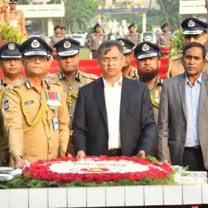 স্বাধীনতা দিবসে শহীদ পুলিশ সদস্যদের প্রতি স্বরাষ্ট্রমন্ত্রী-আইজিপির শ্রদ্ধা
