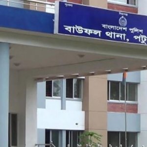 চাঁদার জন্য তরমুজবোঝাই ট্রলার ছিনতাই, উপখাদ্য পরিদর্শক গ্রেফতার