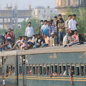 ঈদের ছুটি শেষে রাজধানীমুখী মানুষের ভিড়