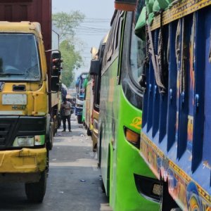 পদ্মায় তীব্র বাতাস, দৌলতদিয়া-পাটুরিয়া নৌপথে ৪ ঘণ্টা পর চলছে ফেরি