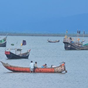 নাফ নদ থেকে নৌকাসহ ১৩ জেলেকে ধরে নিয়ে গেছে আরাকান আর্মি