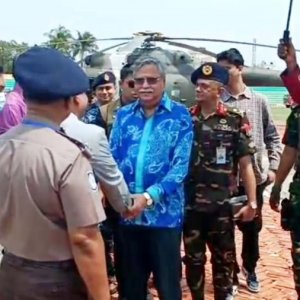 পাবনায় মা-বাবার কবর জিয়ারত করলেন রাষ্ট্রপতি