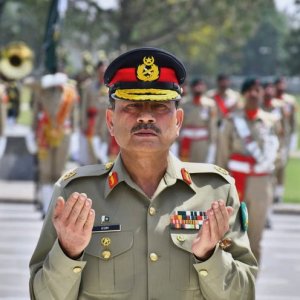 ইরানে ইসরায়েলি হামলা ও মার্কিন সেনা সমাবেশে চাপে মধ্যস্থতাকারী পাকিস্তান