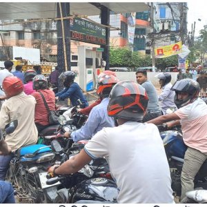 বগুড়ায় জ্বালানি তেল নিতে লাগবে হেলমেট-লাইসেন্স-গাড়ির কাগজপত্র