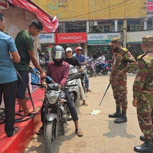 রাঙামাটিতে রুটিনে তেল বিক্রি, শৃঙ্খলা ফেরাতে ফিলিং স্টেশনে সেনাবাহিনী