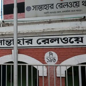 চলন্ত ট্রেন থেকে লাফ দিলেন নারী