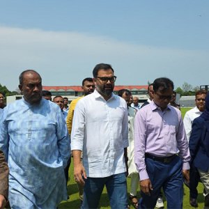 সিলেট জেলা স্টেডিয়ামের জরাজীর্ণ অবস্থা দেখে ক্রীড়া প্রতিমন্ত্রীর ক্ষোভ