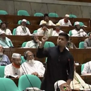 পাম্প বন্ধ হয়ে যাচ্ছে, গাড়ির সারি মন্ত্রী কি দেখতে পাচ্ছেন না? 