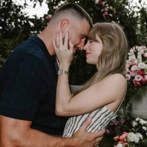 বিশাল নয়, সীমিত পরিসরে টেইলর-ট্র্যাভিসের বিয়ে