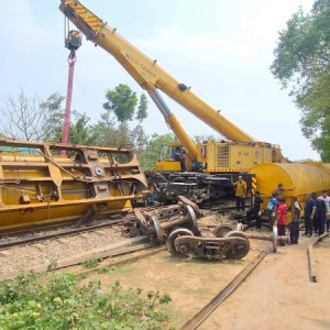 ১৬ ঘণ্টায় উদ্ধার হলো মাত্র তিন ওয়াগন, সিলেটের ট্রেন চলবে কখন?