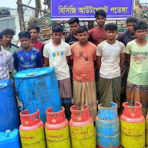 মিয়ানমারে পাচারকালে ৬ হাজার লিটার ডিজেলসহ আট রোহিঙ্গা আটক