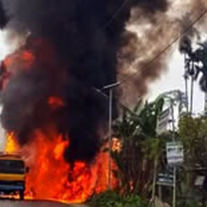 ফিলিং স্টেশনে তেলবাহী লরিতে আগুন, যেভাবে নিরাপদ স্থানে নিলেন চালক