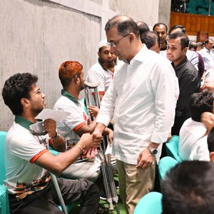 সংসদের গ্যালারিতে শহীদ পরিবার ও আহতদের সঙ্গে দেখা করলেন প্রধানমন্ত্রী