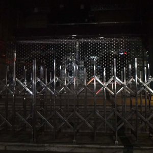 সন্ধ্যা ৭টার মধ্যে শপিং মল বন্ধের নির্দেশনা মানছেন না অনেকেই