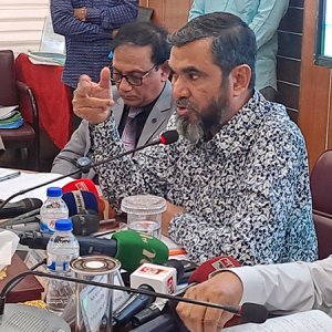 দায়িত্ব পালনে কেউ অবহেলা করলে কঠোর ব্যবস্থা: বগুড়ায় ইসি সানাউল্লাহ