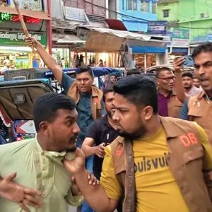 বৈষম্যবিরোধীদের সঙ্গে পুলিশের সংঘর্ষ, ওসিসহ আহত ১০