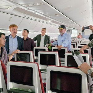 হঠাৎ বিমানবন্দর পরিদর্শন, সেবার মানোন্নয়নে জোর মন্ত্রীর