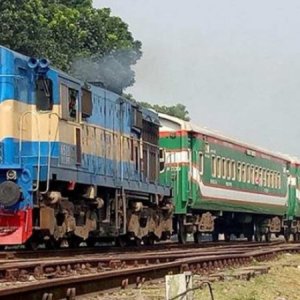 ট্রেন থেকে লাফিয়ে নামতে গিয়ে কনস্টেবলের দুই পা বিচ্ছিন্ন