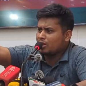 সংস্কার থেকে পিছিয়ে গেলে ফের অভ্যুত্থানের হুঁশিয়ারি হাসনাতের 