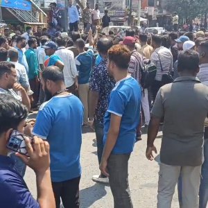 ঢাকা-চট্টগ্রাম মহাসড়ক অবরোধ করে শ্রমিকদের বিক্ষোভ