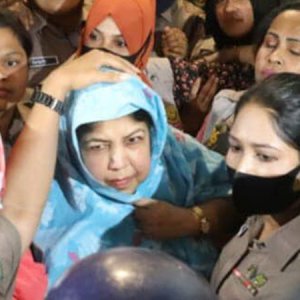 হুড়োহুড়িতে আদালতের সিড়িতে পড়ে গেলেন শিরিন শারমিন চৌধুরী