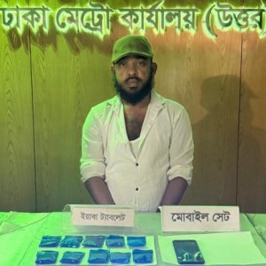 রাজধানীতে যাত্রীবাহী বাস থেকে ইয়াবা কারবারি আটক