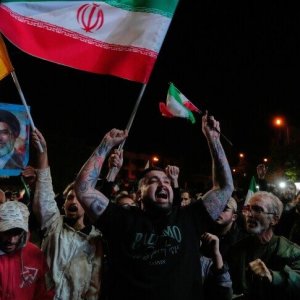 ট্রাম্পের হুমকি ও খামেনির সবুজ সংকেত: যুদ্ধবিরতি চুক্তির আগ মুহূর্তের যত নাটকীয়তা